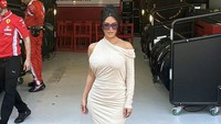 Gaya Seksi Kim Kardashian Perdana di F1 GP Monako, Mesra dengan Lewis Hamilton
