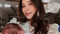 Gaya Alyssa Daguise Momong Baby Soleil, Pakai Perhiasan Rp 1,2 M
