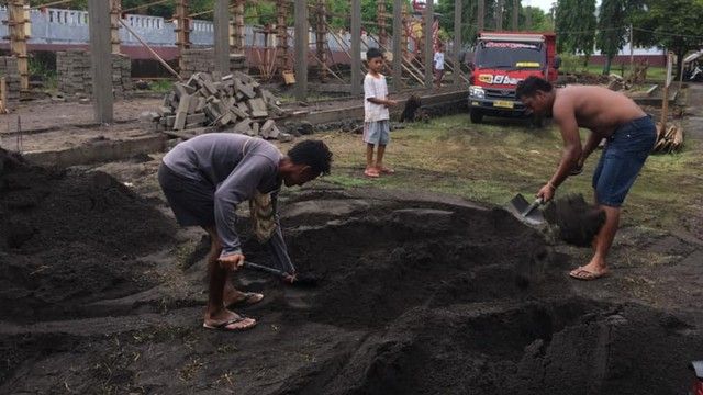 Pilih Jadi Kuli Bangunan, Anak Wali Kota Tidore Tak Mau Gunakan Privilege Ayah Pejabat