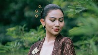 Pesona Ariel Tatum Padukan Kebaya Kutu Baru dan Kain dari Tahun 1965