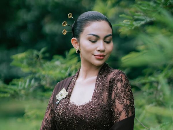 Pesona Ariel Tatum Padukan Kebaya Kutu Baru dan Kain dari Tahun 1965