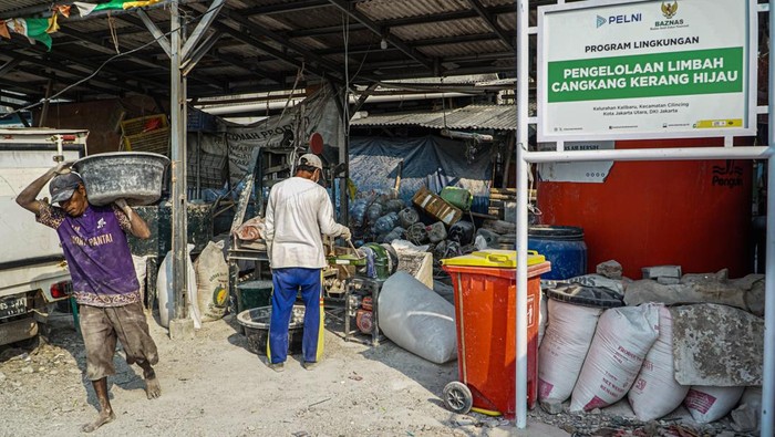 Dari Sampah Jadi Berkah, Cangkang Kerang Hijau Disulap Jadi Paving Block Pekerja menghaluskan cacahan limbah cangkang kerang hijau menggunakan mesin di Rumah Produksi Kelompok Kerajinan Cangkring (Cangkang Kering), Cilincing, Jakarta, Senin (8/6/2026). Kelompok Kerajinan Cangkring mengolah limbah cangkang kerang hijau menjadi bahan utama pembuatan material paving block sebagai upaya mengurangi penumpukan limbah di area pesisir Jakarta Utara. ANTARA FOTO/Salma Talita