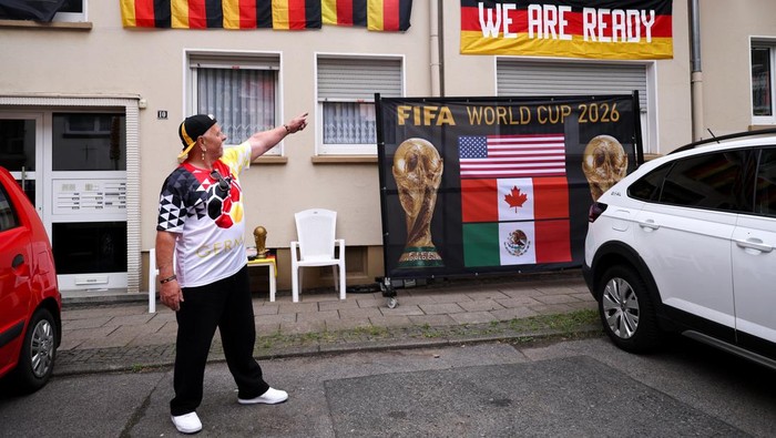 Euforia menyambut Piala Dunia FIFA 2026 mulai terasa kuat di Jerman. Di Kota Essen, wilayah barat Jerman, sebuah jalan permukiman berubah menjadi lautan bendera setelah dihiasi ratusan atribut sepak bola yang dipasang oleh para penggemar setempat, Senin (8/6/2026). REUTERS/Leon Kuegeler