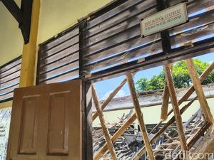 Ruang Guru SMAN 1 Lingsar di Lombok Barat Roboh Imbas Retakan Pascagempa