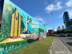Spanduk dan Mural Dukungan Bonek Hiasi Surabaya Jelang HUT Persebaya