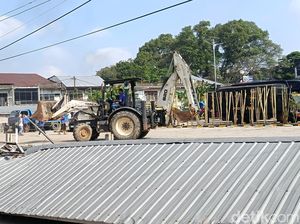 Puluhan Kios-Lapak Liar di Eks Bioskop Cinde Palembang Dieksekusi