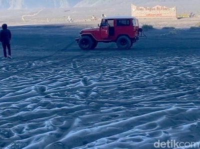 Bromo Diselimuti Salju