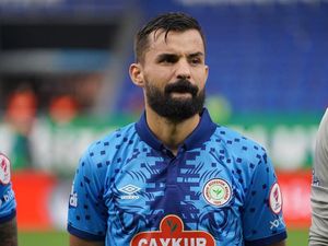 Menakar Peluang Enriko Papa Gabung Persib Bandung