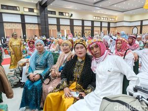 Jemaah Haji Asal Gowa-Bone Bikin Salfok, Pulang Pakai Busana Bling-bling