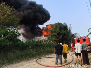 Video: Gudang Penimbunan BBM Ilegal di Lampung Kebakaran
