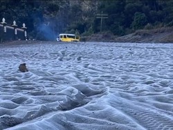 Penampakan Bromo Bersalju untuk Pertama Kalinya Tahun Ini