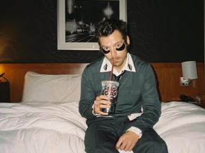 Harry Styles Bikin Kejutan di Amsterdam, Seluruh Kopi Pelanggan Dibayar!
