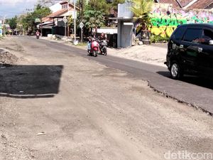 Jalan Raya Semen-Ngluwar Magelang Rusak Parah Imbas Proyek Tol