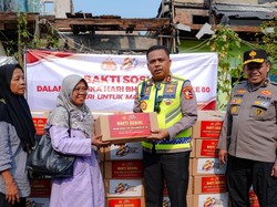 Kakorlantas Salurkan Paket Bantuan Polri ke Korban Kebakaran Kemayoran
