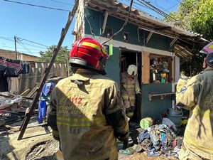 Rumah di Gang Sempit Kapasari Surabaya Hangus Dilalap Api