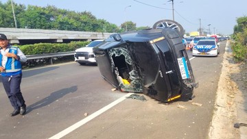 Gagal Nyalip, Jeep Listrik Hantam Pembatas Jalan lalu Terguling di Tol Soetta