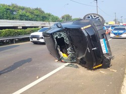 Gagal Nyalip, Jip Listrik Hantam Pembatas Jalan lalu Terguling di Tol Soetta