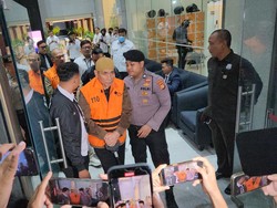 Video Direktur Maktour-Ketum Kesthuri Berompi Oranye Usai Jadi Tersangka KPK