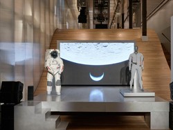 Mewah! Astronaut NASA Akan Kenakan Baju Prada ke Bulan