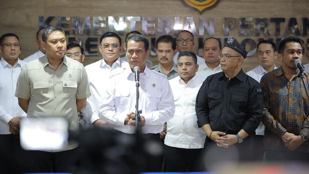 Mentan Amran Sulaima saat memberi keterangan usai Rapat Koordinasi Pengembangan dan Stabilisasi Harga TBS Kelapa Sawit nan dipimpin langsung Mentan Amran di Kantor Pusat Kementerian Pertanian, Jakarta, Senin (8/6/2026), dan dihadiri asosiasi petani, pelaku usaha, eksportir, perusahaan refinery, Satgas Pangan Polri, serta Direktorat Reserse Kriminal Khusus (Dirkrimsus) Polda dari 25 provinsi sentra sawit. (Dok. Humas Kementerian Pertanian)