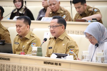 Rapat Bareng DPR, Mendagri Beberkan Solusi Penataan PPPK di Daerah