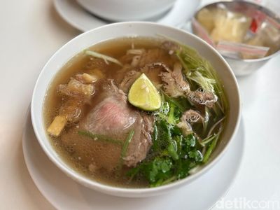 Gurih Banget! Cicip Pho Vietnam Utara Autentik, Kaldunya Direbus 24 Jam