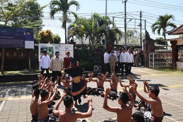 Prabowo Disambut Tari Kecak Saat Kunjungi Sekolah Rakyat di Tabanan