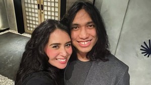 Gemas! Ayushita Kesampaian Kepang Rambut Gerald Situmorang