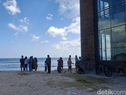2 Hari Belum Ketemu, Keluarga 2 Bocah Tenggelam Menunggu di Pantai Kuta