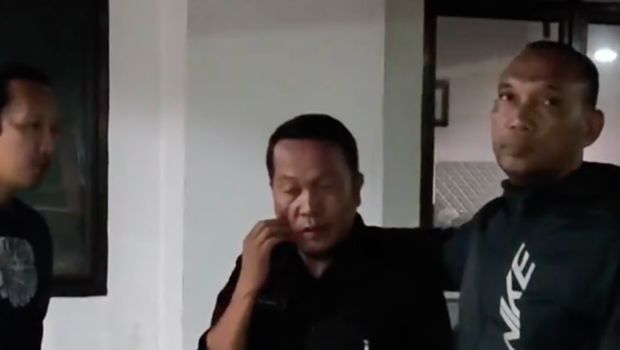 Bukannya memastikan keamanan, petugas satpam RS di Cileungsi, Kabupaten Bekasi malah cosplay untuk mencuri motor di tempat kerja sendiri. (dok Istimewa)