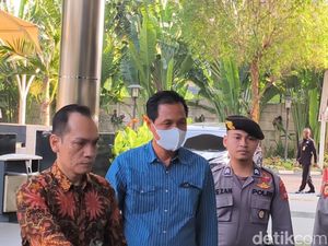 Terjaring OTT, Bupati Muara Enim Edison Tiba di Gedung KPK