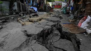 Dampak Gempa Dahsyat di Filipina Selatan, Retakan Membelah Jalan Permukiman