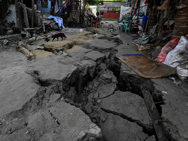 Dampak Gempa Dahsyat di Filipina Selatan, Retakan Membelah Jalan Permukiman