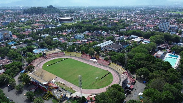 Foto udara Stadion GOR H Agus Salim yang akan dibongkar di Padang, Sumatera Barat, Selasa (9/6/2026). Kementerian Pekerjaan Umum mengalokasikan anggaran sekitar Rp400 miliar untuk rekonstruksi total stadion dan kawasannya yang akan digarap selama 18 bulan ke depan dan diimbau pedagang agar mengosongkan area karena akan dilakukan penutupan total pada 15 Juni 2026. ANTARA FOTO/Fitra Yogi