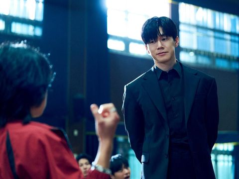 Drama Korea Teach You a Lesson (2026) Teach You a Lesson Kim Moo-Yul as Na Hwa-jin in Teach You a Lesson. Cr. Kim Ji-yeon/Netflix © 2026