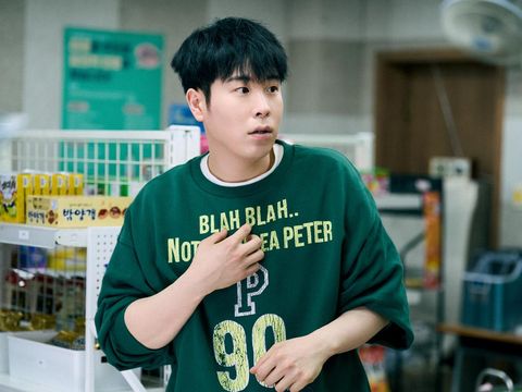Drama Korea Teach You a Lesson (2026) Teach You a Lesson Pyo Ji-Hoon as Bong Geun-dae in Teach You a Lesson. Cr. Kim Ji-yeon/Netflix © 2026