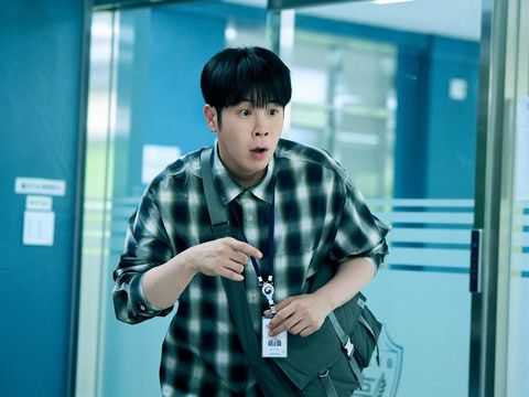 Drama Korea Teach You a Lesson (2026) Teach You a Lesson Pyo Ji-Hoon as Bong Geun-dae in Teach You a Lesson. Cr. Kim Ji-yeon/Netflix © 2026