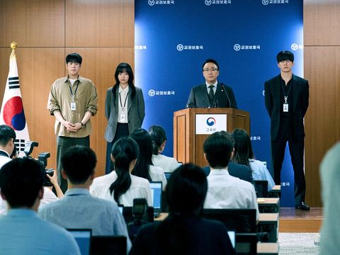 Drama Korea Teach You a Lesson (2026) Teach You a Lesson(L to R) Pyo Ji-Hoon as Bong Geun-dae, Jin Ki-Joo as Im Han-rim, Lee Sung-Min as Choi Gang-seok, Kim Moo-Yul as Na Hwa-jin in Teach You a Lesson. Cr. Kim Ji-yeon/Netflix © 2026