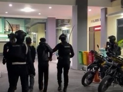 Brimob Polda Metro Gagalkan Tawuran di Bekasi, 2 Remaja Bawa Sajam Ditangkap