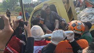 Petugas Berhasil Evakuasi Sopir Truk Terjepit di Mojokerto