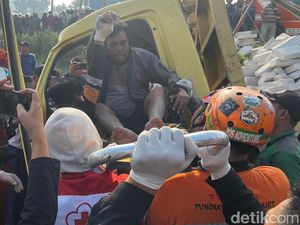 Petugas Berhasil Evakuasi Sopir Truk Terjepit di Mojokerto