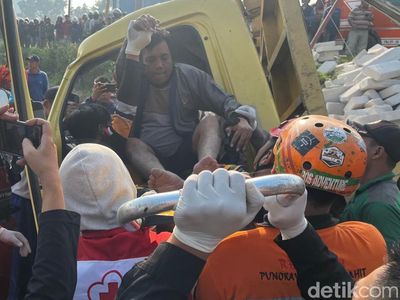 Petugas Berhasil Evakuasi Sopir Truk Terjepit di Mojokerto