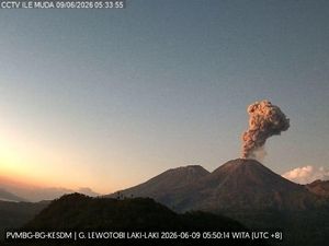 Gunung Lewotobi Laki-laki Meletus 3 Kali Pagi Ini, 8 Desa Waspada