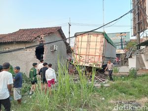 Truk Penyedap Rasa Seruduk Warung di Cirebon, 1 Orang Tewas