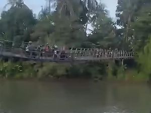 Heboh Jembatan Gantung di Wajo Nyaris Ambruk Saat Warga Nonton Balap Perahu