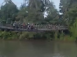 Heboh Jembatan Gantung di Wajo Nyaris Ambruk Saat Warga Nonton Balap Perahu