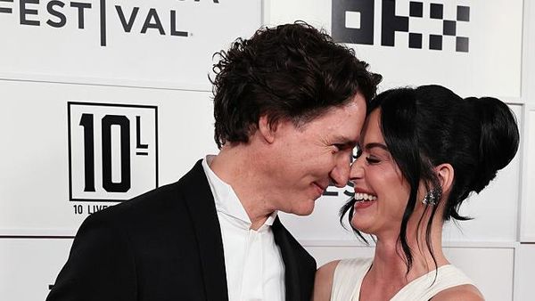 Gaya Pacaran Katy Perry & Justin Trudeau Dikritik Usai Ciuman di Taman