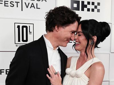 Gaya Pacaran Katy Perry & Justin Trudeau Dikritik Usai Ciuman di Taman