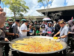 1.000 Warga Perbatasan Ikut Masak Besar Kuali Merah Putih di PLBN Aruk