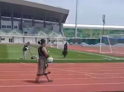 Viral Pawang Hujan Mbak Rara Lakukan Ritual di Venue Piala AFF U-19